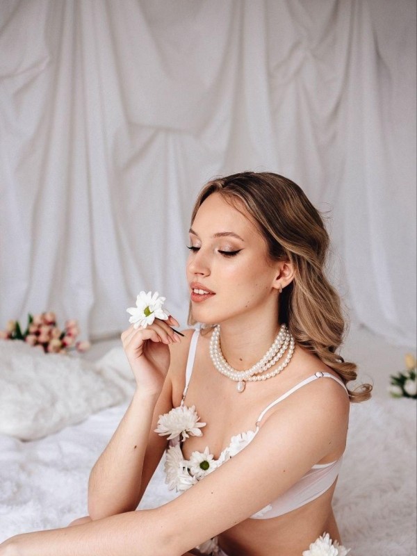 Аня привлекательная девушка из Макарова цена от 7000 руб